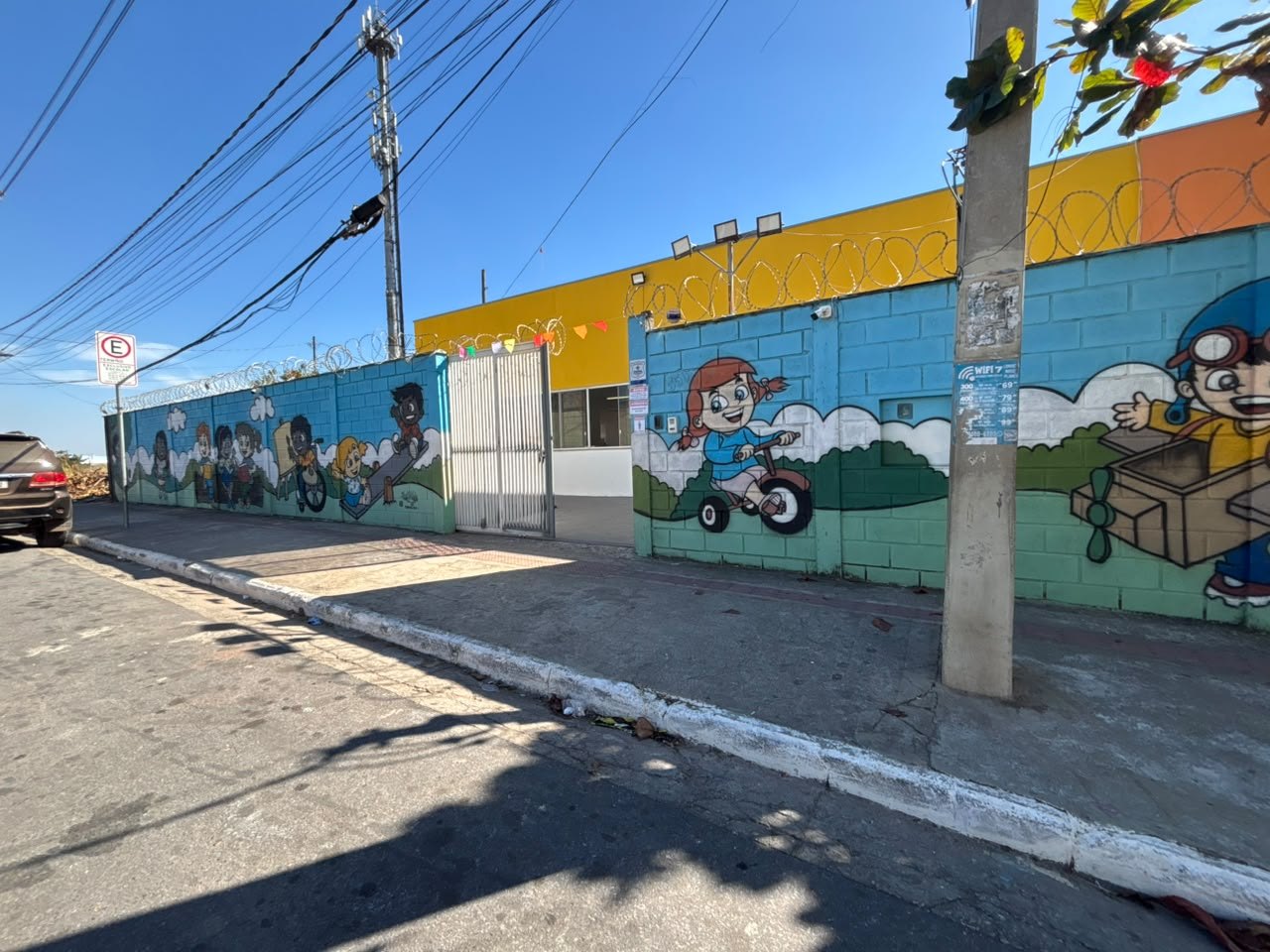 Área de convivência ao ar livre com árvore e balanços
