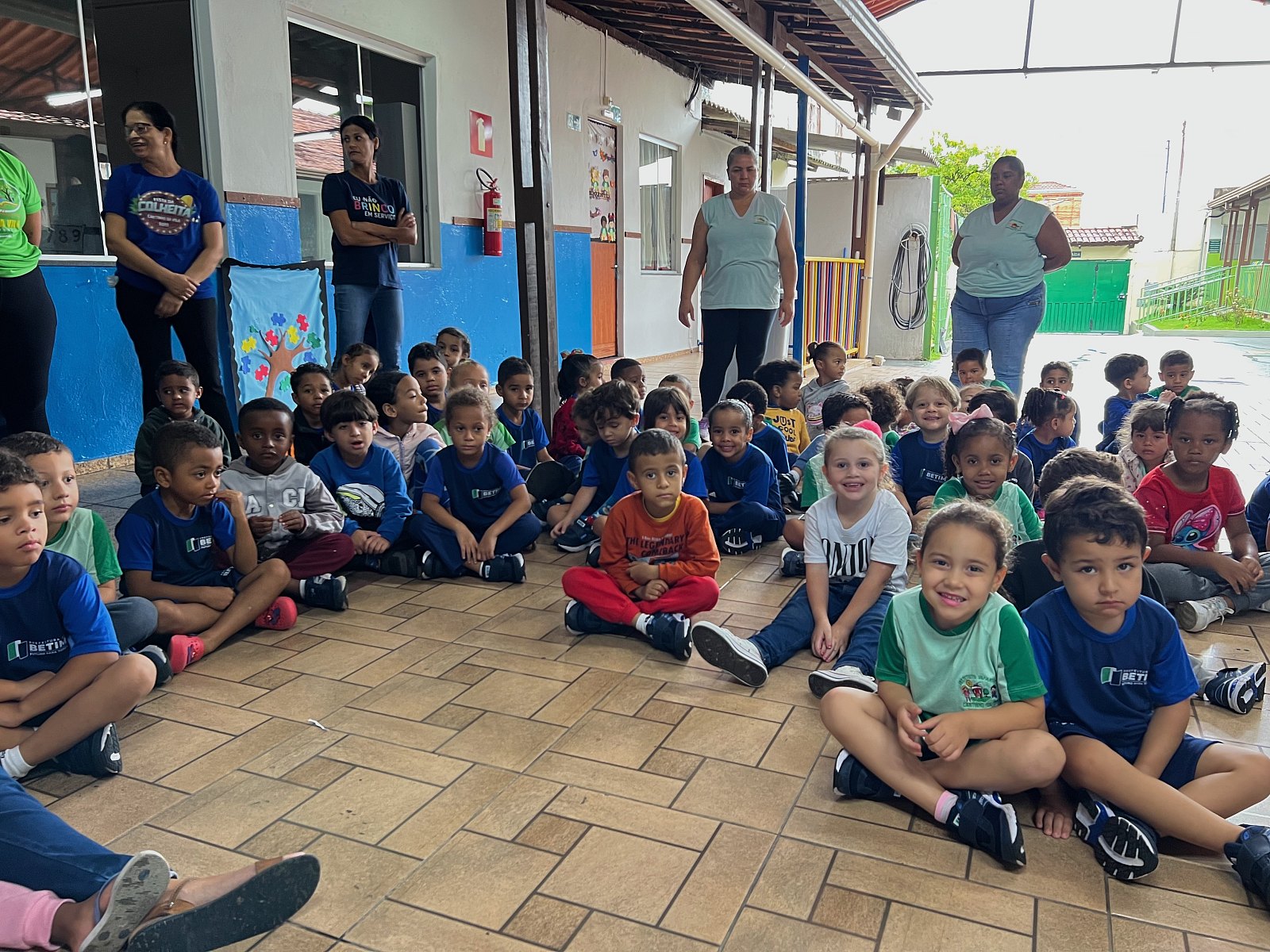 Crianças em atividade pedagógica na sala